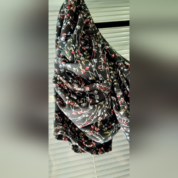 Ditsy floral wrap style crop top - Picture 2 of 3